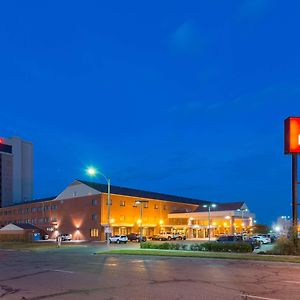 Ramada By Wyndham Topeka Downtown Hotel & Convention Center